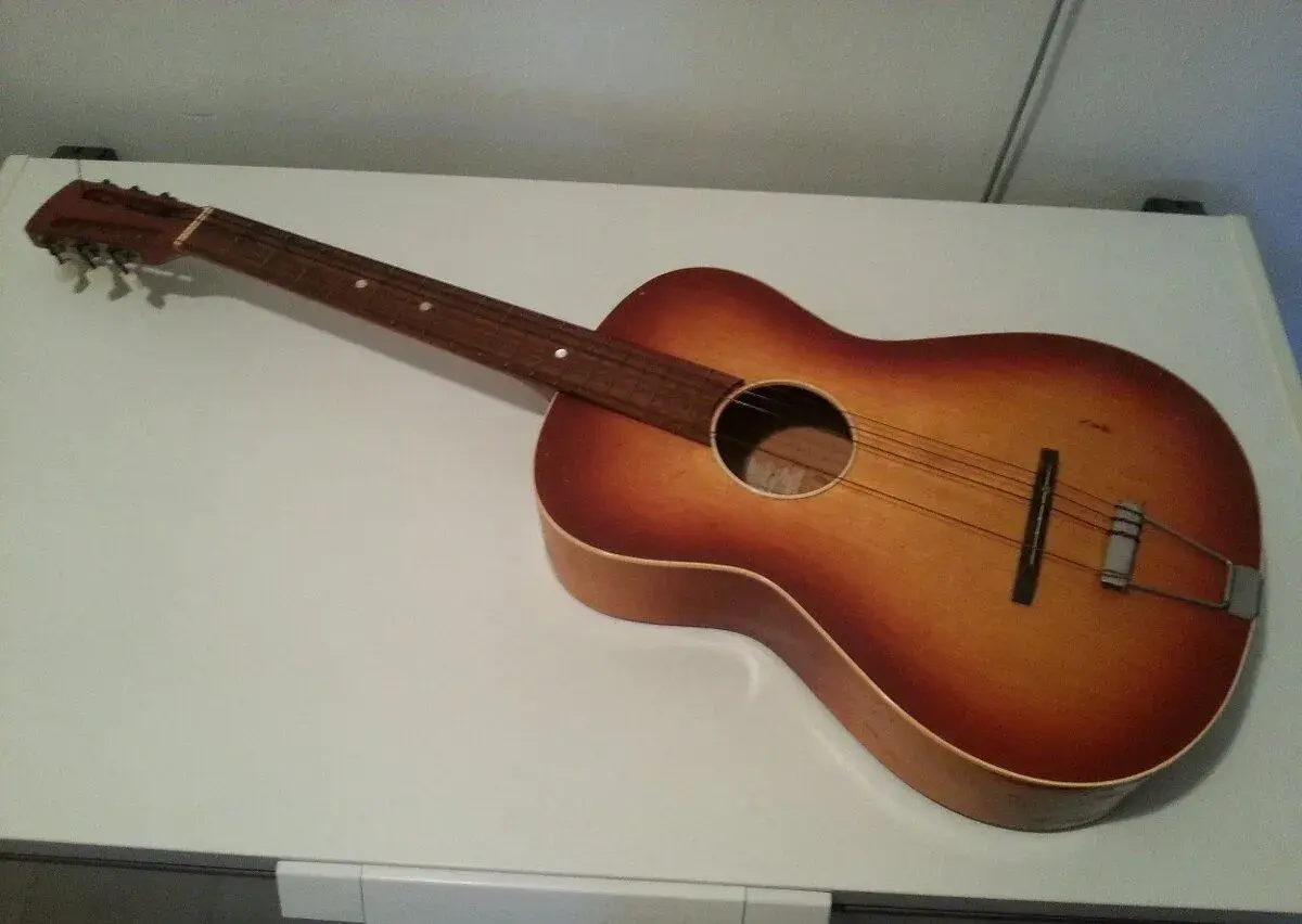 Klasická gitara používaná chýbajú struny