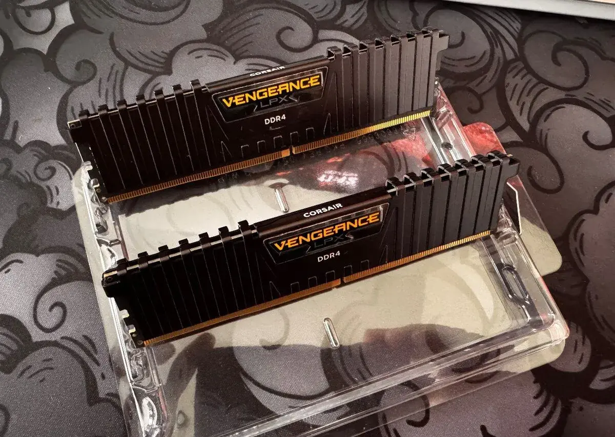 Corsair 16GB KIT DDR4 4000 MT/s CL19 Vengeance LPX