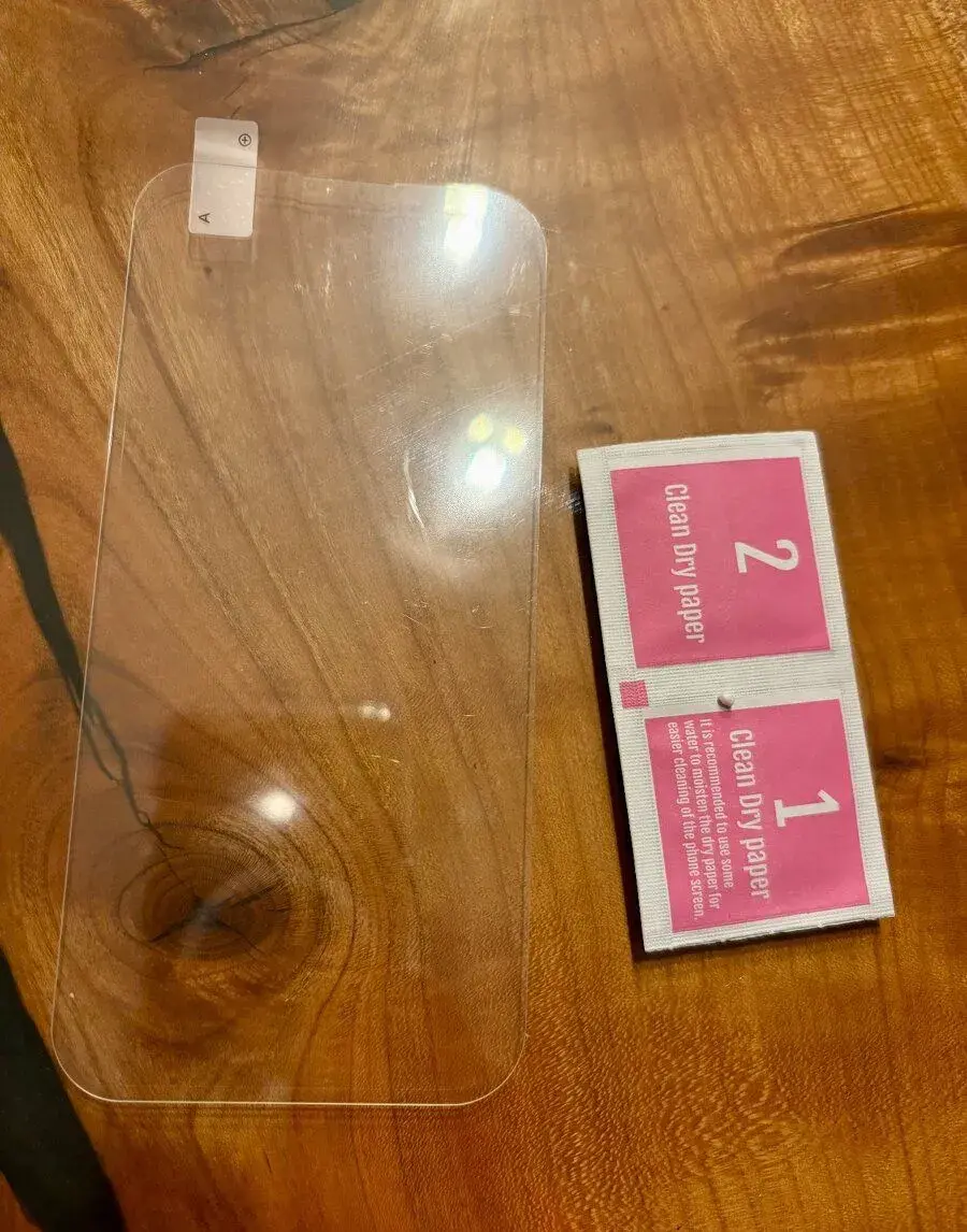 Nove tvrdene sklo iPhone 16