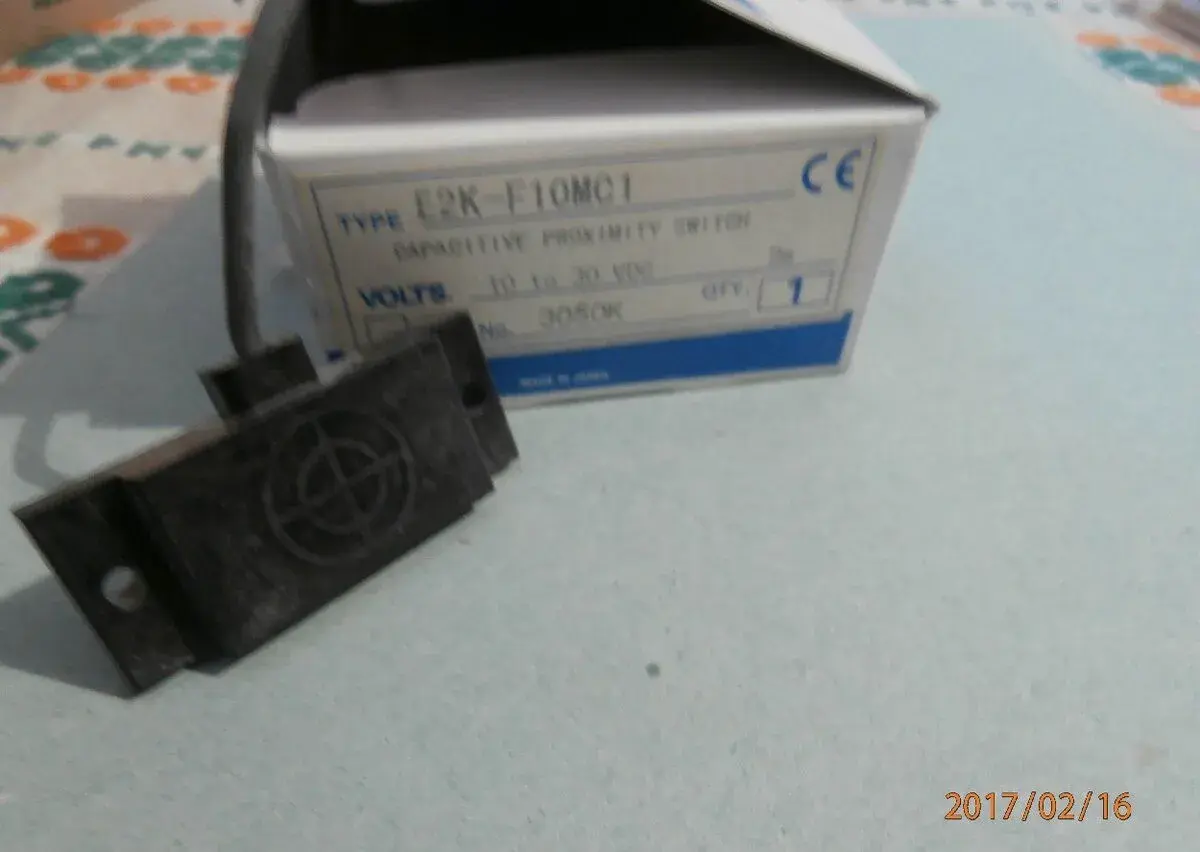 Kapacitný snimač E2K-F10MC1.