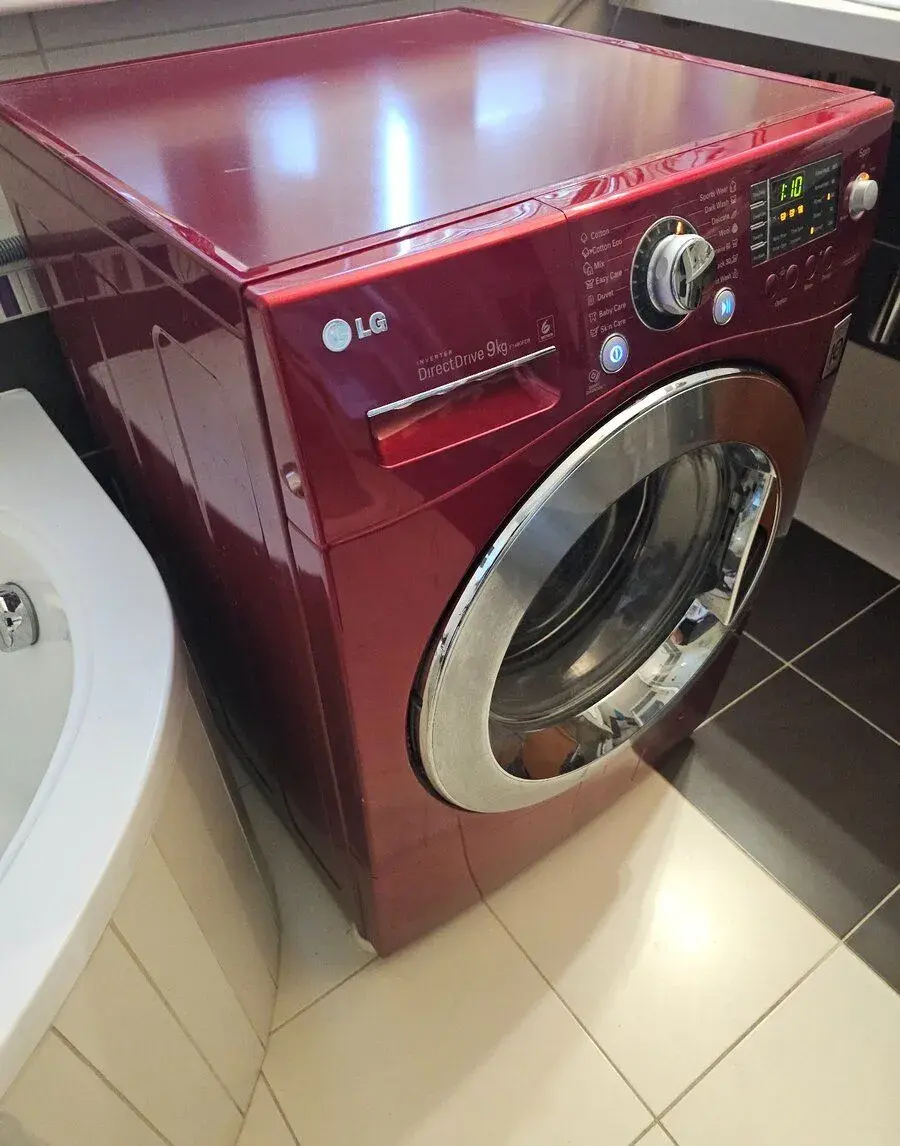LG Direct Drive 9 kg – LUXUSNÁ ČERVENÁ METALÍZA