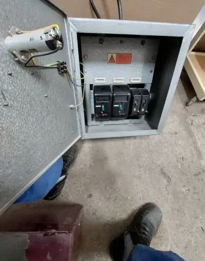 Elektrický rozvádzač menší
