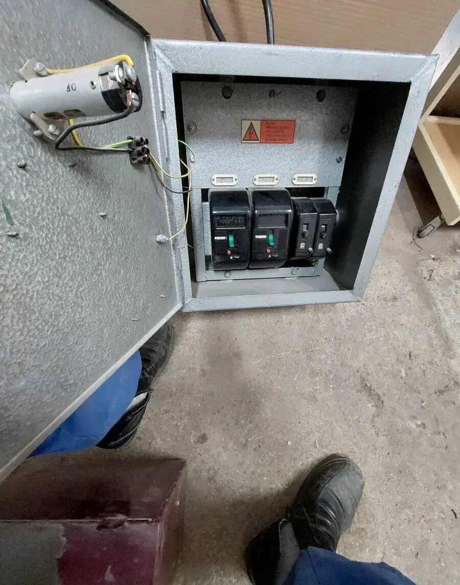 Elektrický rozvádzač menší