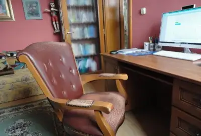 Rustikálne pracovné kreslo z masívneho dreva
