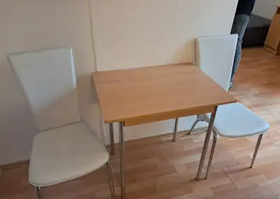 Stôl so stoličkami