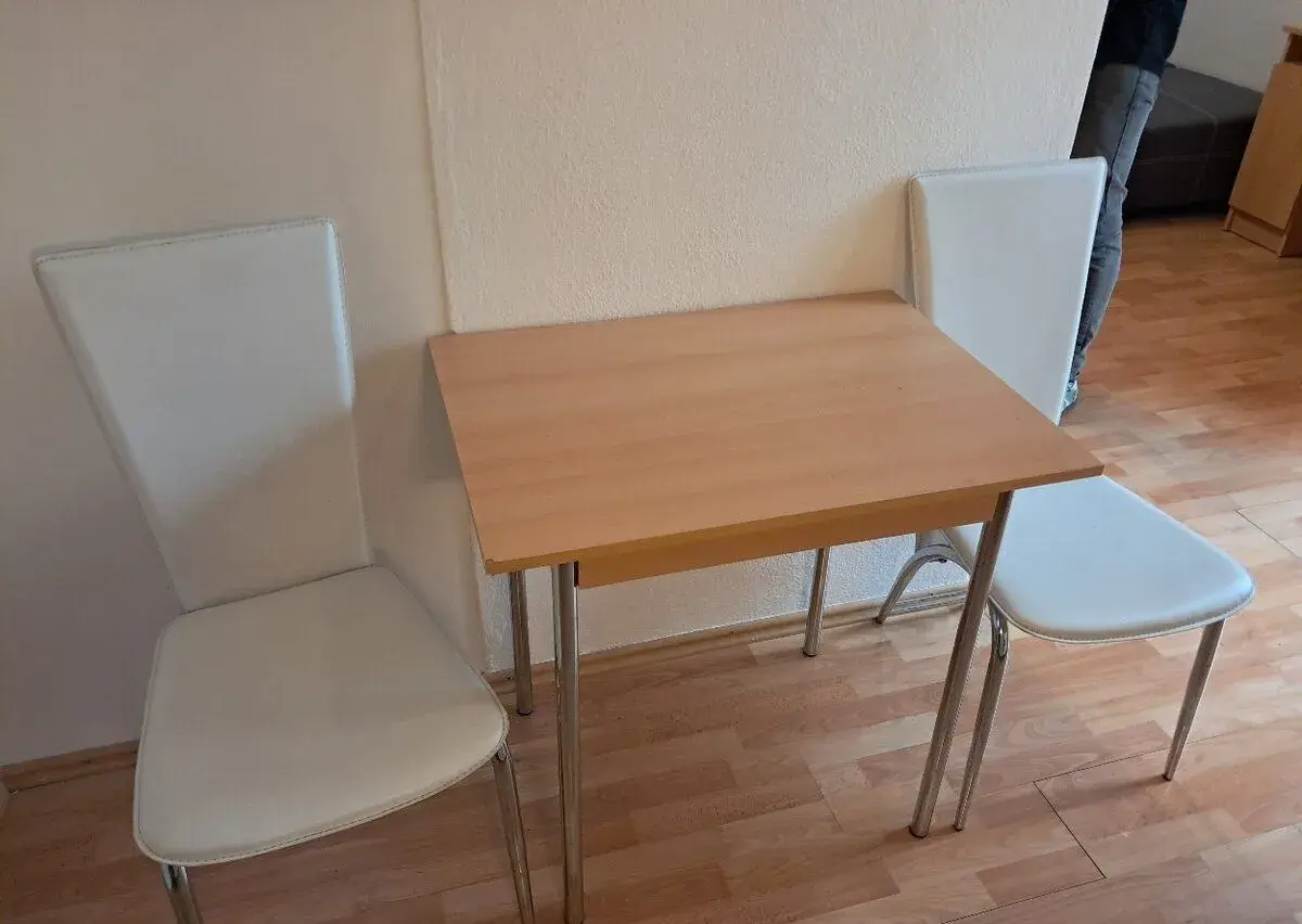 Stôl so stoličkami