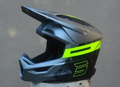 ľahká shot sivá mat žltá fluo.