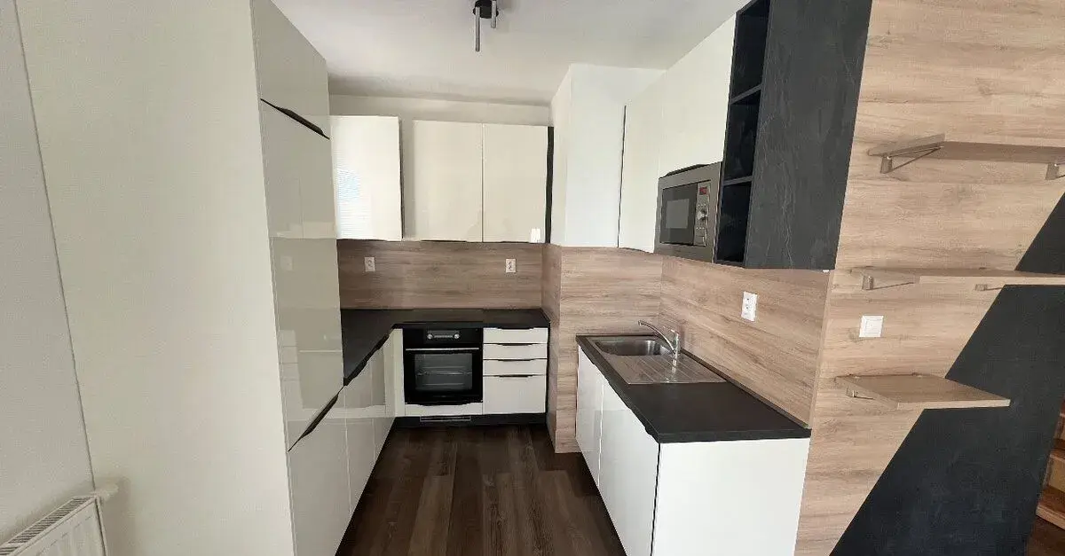 Biela moderná kuchyňa v dobrom stave na predaj