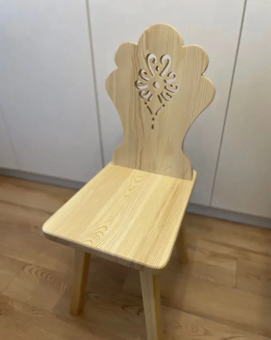 GORALSKÁ DREVENÁ STOLIČKA S VYREZÁVANÝM ORNAMENTOM