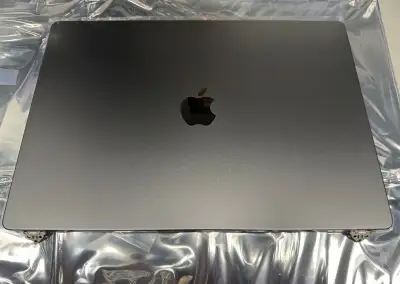 MacBook Pro 16" M4/PRO/MAX Space Black Displej