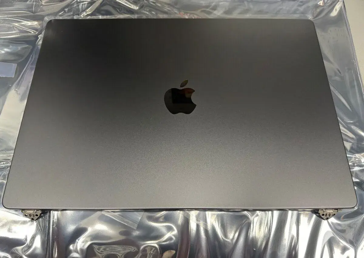 MacBook Pro 16" M4/PRO/MAX Space Black Displej