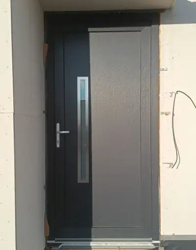 Vchodové plastové dvere antracit s presklením, s rámom