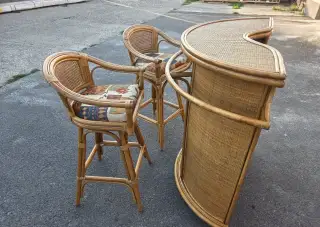 stôl + 2 barové stoličky + 4 stoličky