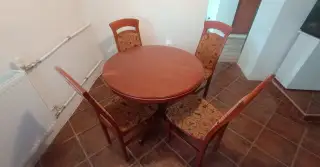 Jedálenský stôl a stoličky