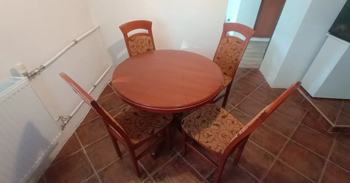 Jedálenský stôl a stoličky