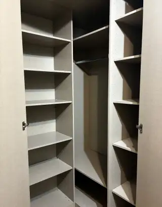 Rohovú šatnikovu skriňu
