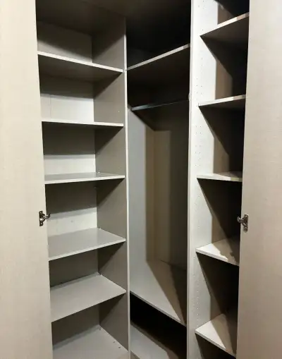 Rohovú šatnikovu skriňu
