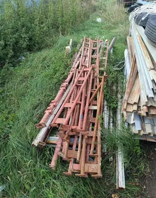 Lešenie haki haky diely časti zostatky lešenia
