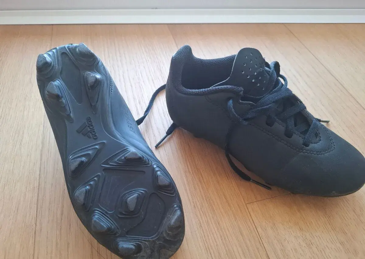 Detske kopacky Adidas velkost 31 1/2