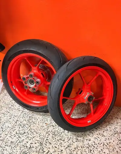 Kolesa Aprilia Tuono/RSV4 V4