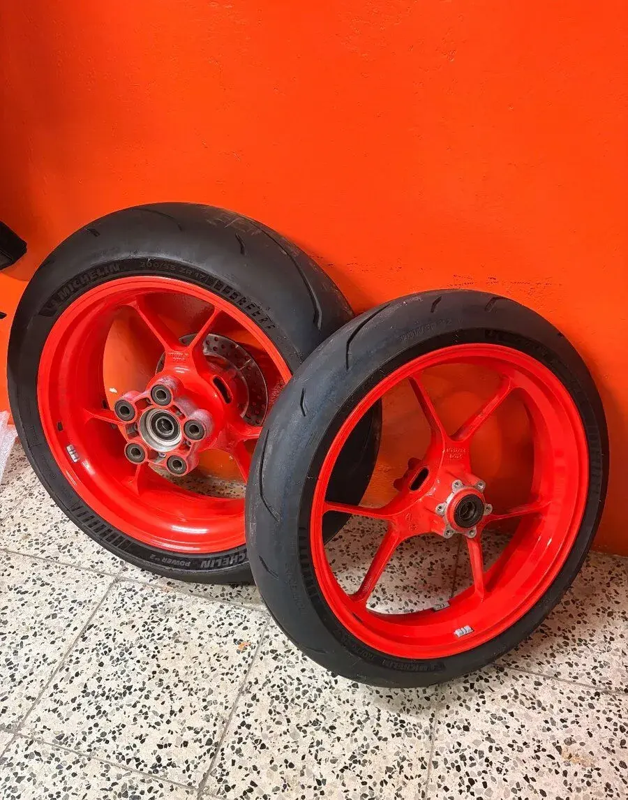Kolesa Aprilia Tuono/RSV4 V4
