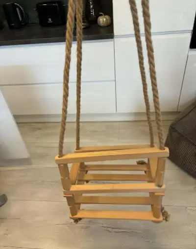 detska drevena hojdacka