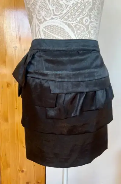 Čierna saténová sukňa, Amisu, 40