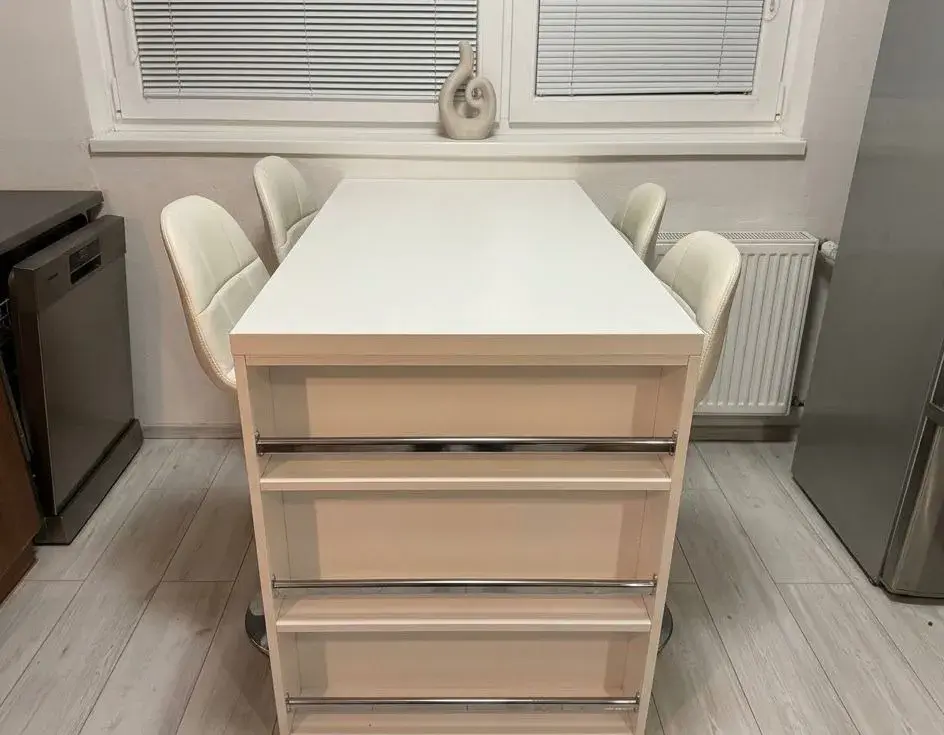 Kuchynský barový stôl vyrobený na mieru…