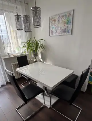 Kuchynský stôl so stoličkami