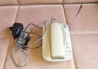 Bezdrotovy domovy telefon Uniden EXP 95