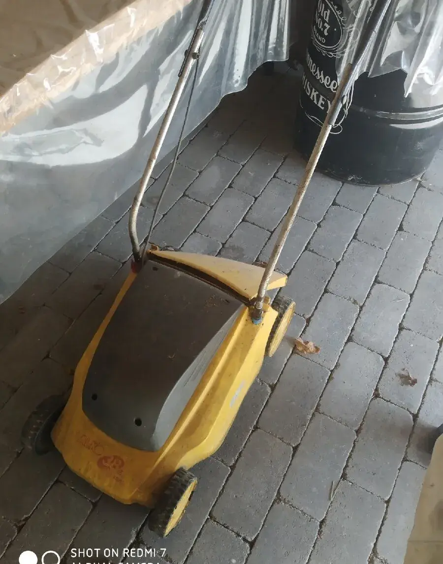 Elektrickú kosačku.