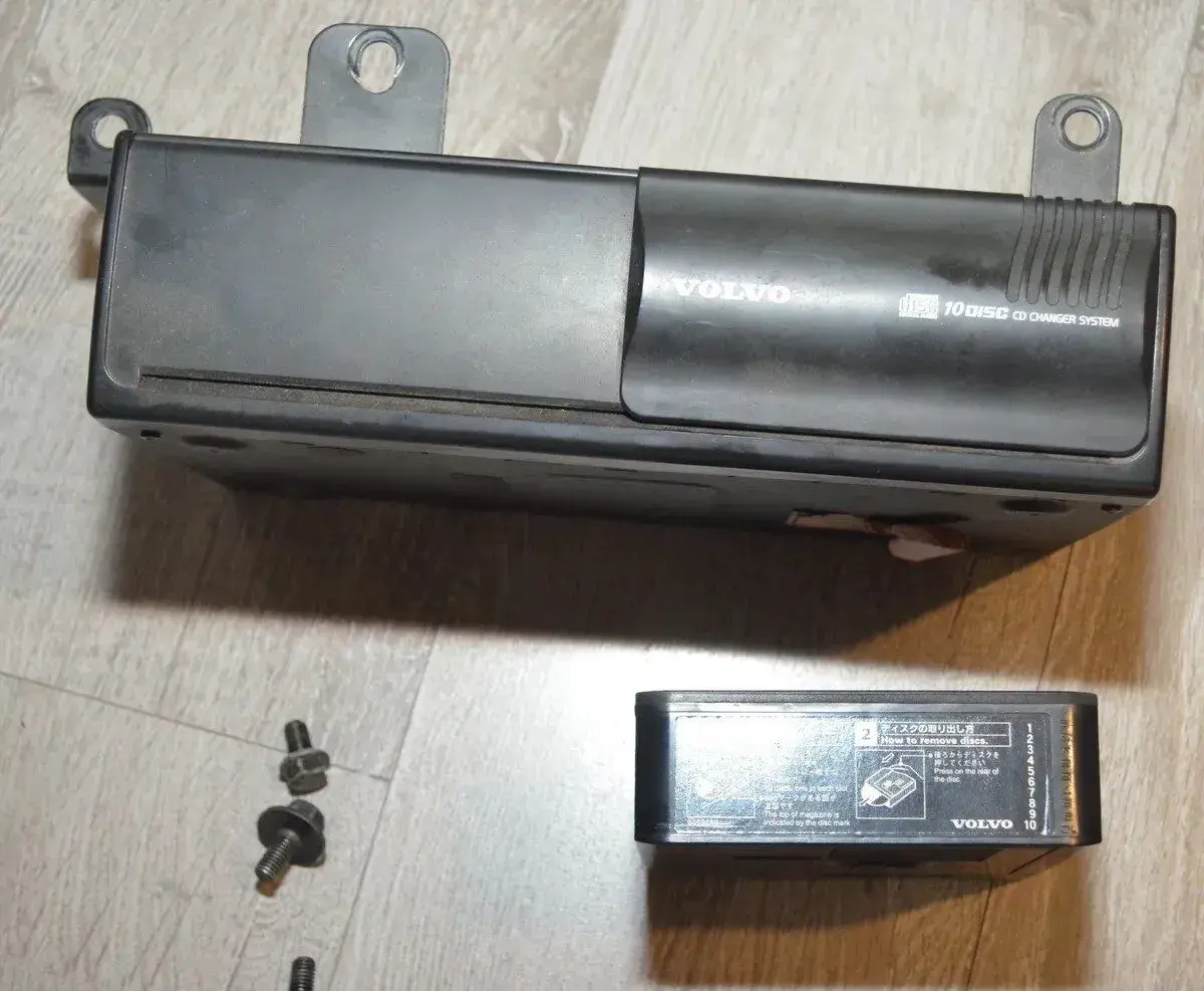 Volvo 10-diskový CD menič 9488926-1 – V70 S70 V40 s magazíno