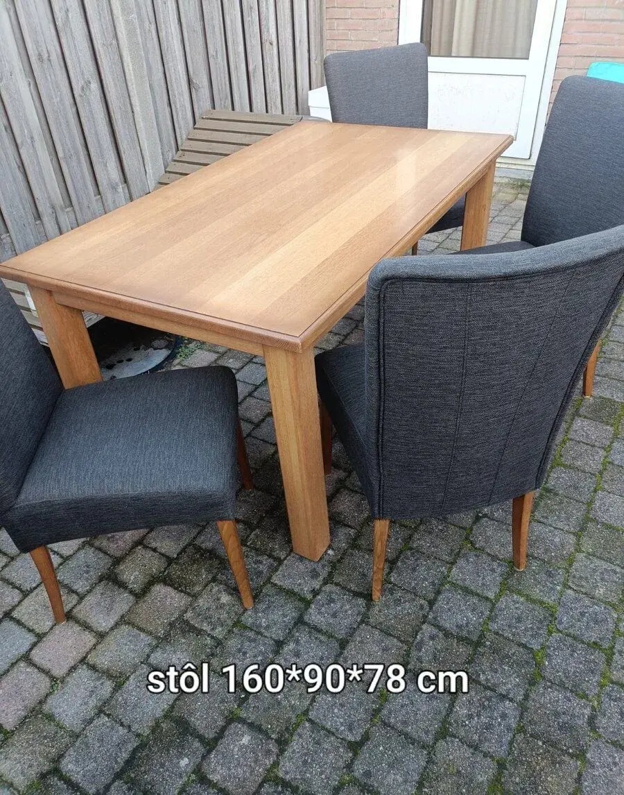 Masívny stol a stoličky