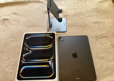 iPad Pro 11” M4 256 GB Space Black + Smart Folio + stojan
