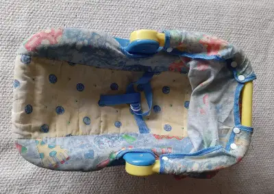 Detsku modru auto-sedacka pre babiky