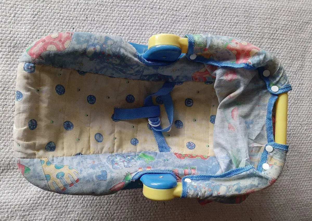 Detsku modru auto-sedacka pre babiky