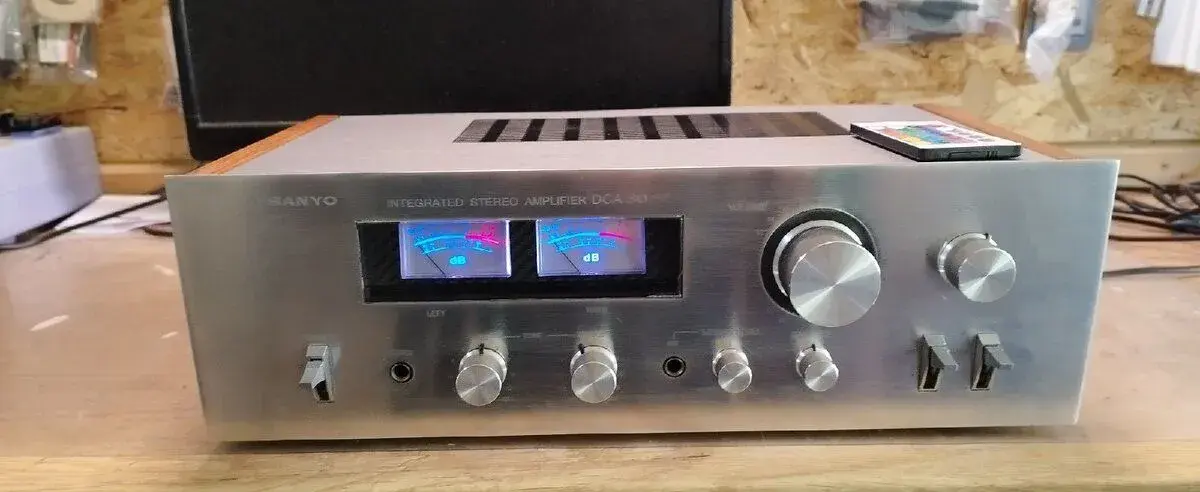 Stereo zosilňovač Sanyo DCA-30.