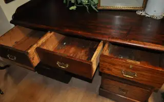 Starožitný písací stôl a jedálenský stôl