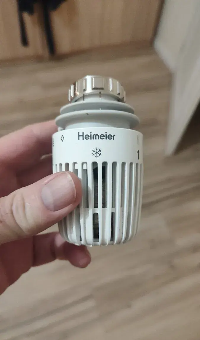 Spolu 6 termostatických hlavíc na radiator