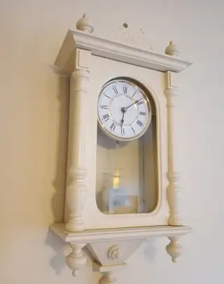 Nástenné hodiny krémové