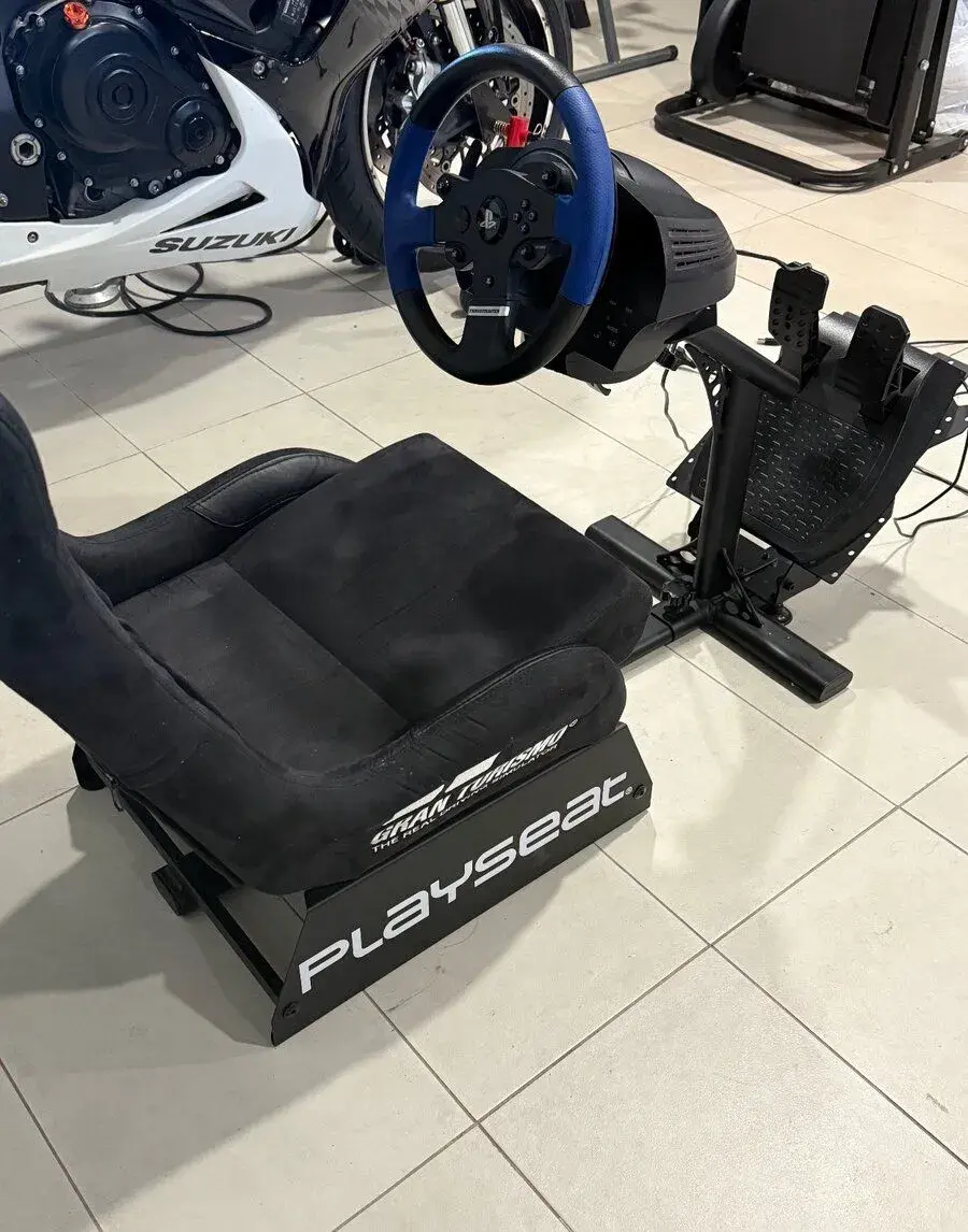 Grand turismo kreslo aj s volantom a pedálmi