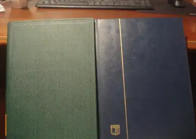 2 albumy A4 + 1100 rôznych známok Československo