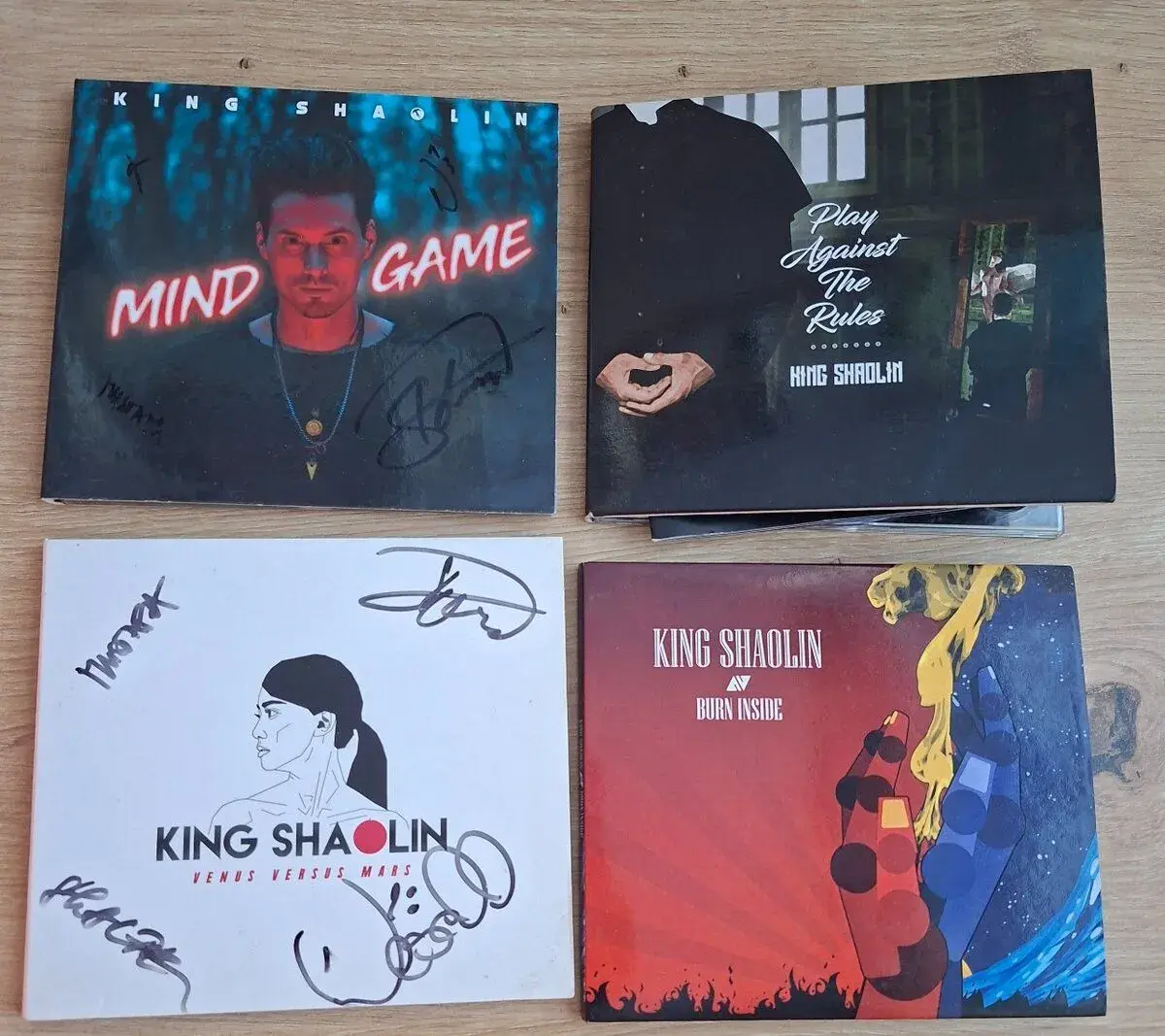 CD kapely King Shaolin podpísané