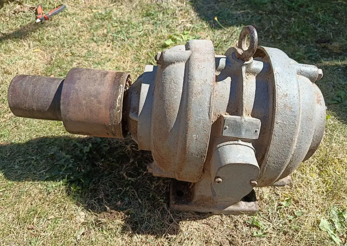 Starý elektromotor MEZ – československá výroba