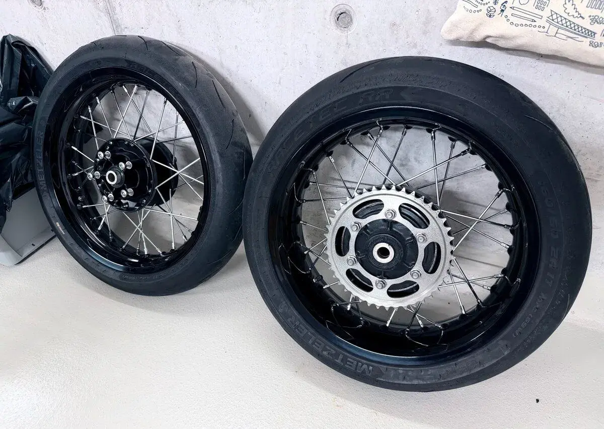 Sada kolies triumph thruxton rs