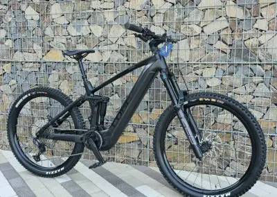 celoodpružený ebike Cube ZEB 170mm