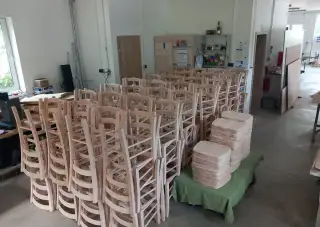 Silné, pevné bukové stoličky, barové a aj stoly.
