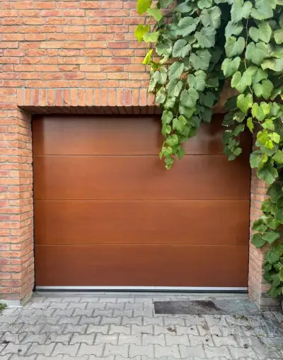 Kvalitná drevená zateplená elektrická garážová brána.