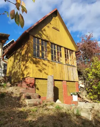 Trojpodlažná chata s ovocným sadom v Beluši