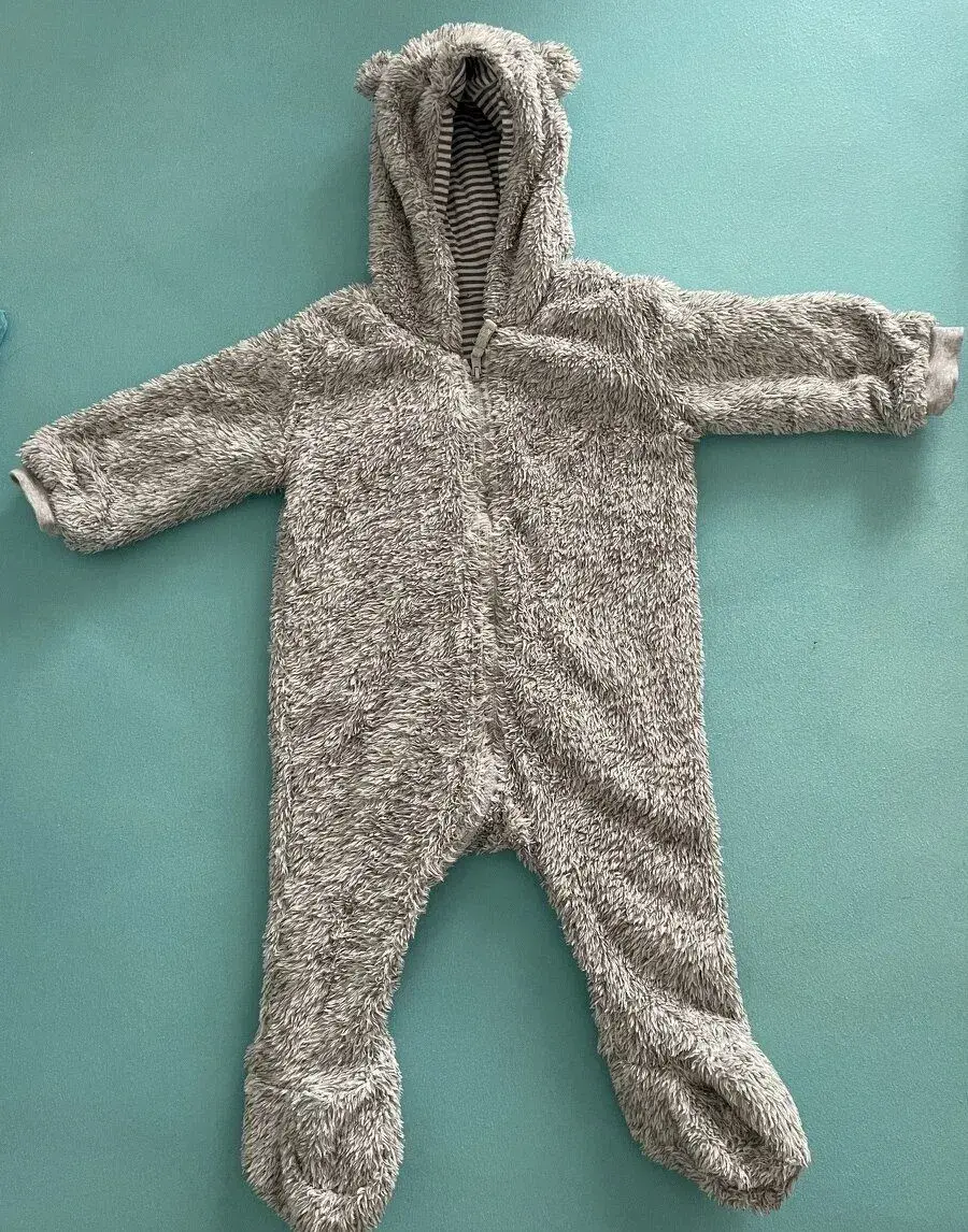 Teplucky sivy overal s kapuckou s uskami, 9-12m